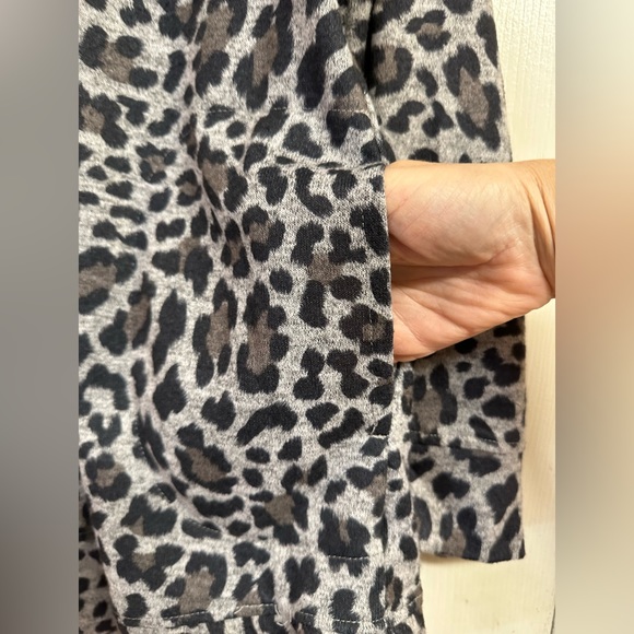 Ellen Tracy Cozy V-Neck Tunic with Pockets Super Soft Animal Print Size Medium - Picture 8 of 16